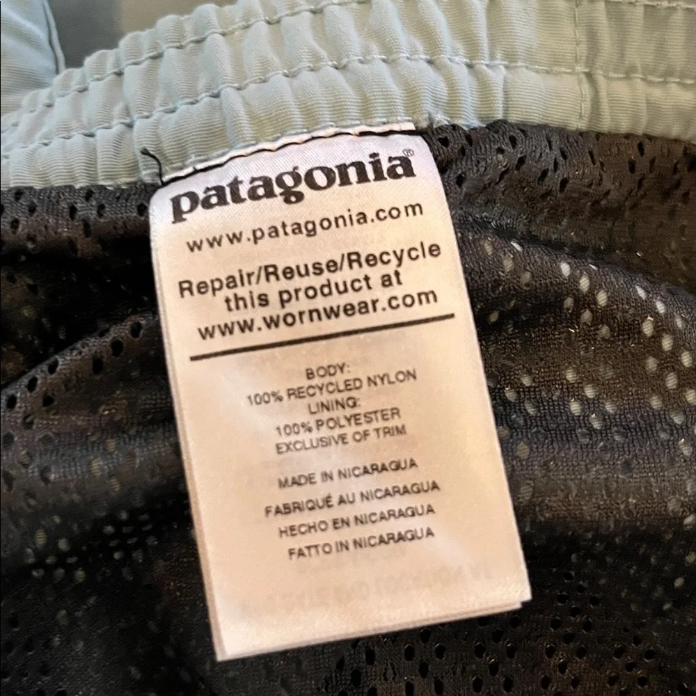 Patagonia men’s Baggies shorts in a light blue | size xl